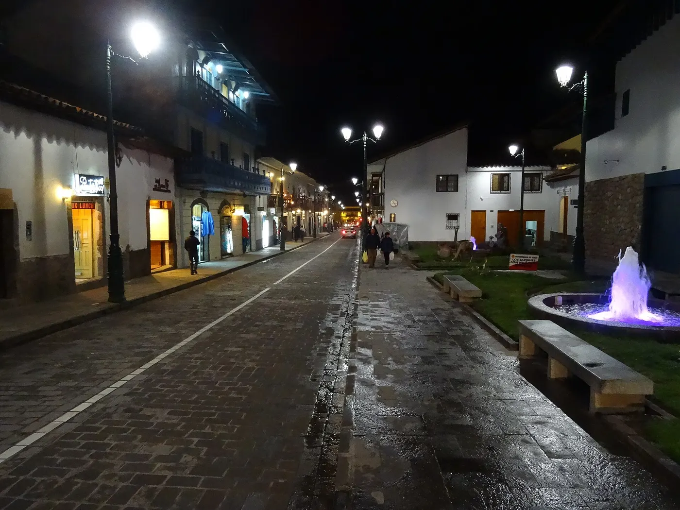 Calle Plateros de Cusco de noche
